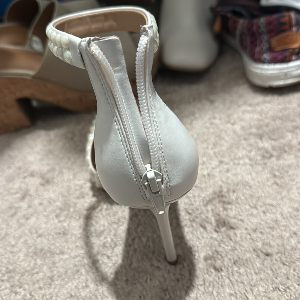 Women’s patent heel pearl shoes size 8 - Picture 3 of 3